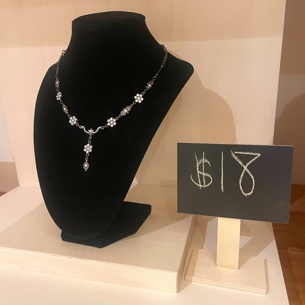 DELICATE FLORAL STATEMENT NECKLACE